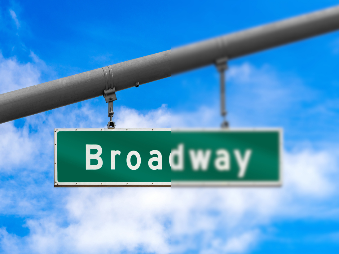 Photo comparing how a street sign looks for 20/20 versus 20/40 vision
