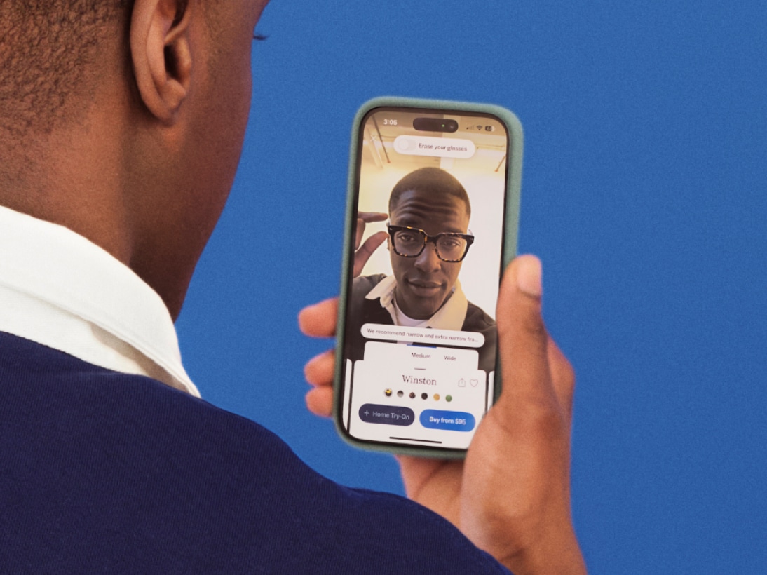 Personally using smartphone app to virtually try on glasses frames